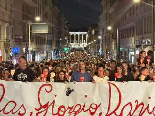 Macerata in lutto: in cinquemila alla fiaccolata per ricordare Nicolas, Giorgio e Daniele